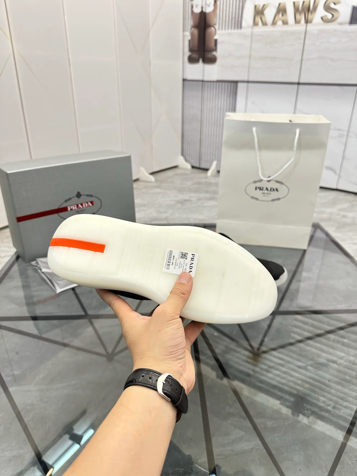 Men's shoes: 💰P660¥ High-end top quality Product trademark: Prada *"Prada*" low-top casual shoes Regular size: 38-45 (can be customized to 46) Product materials: Upper imported silk cowhide spliced ​​with original fabric, breathable lining, original outsole. No.: 001
